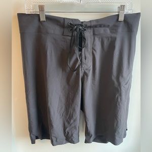Men’s Lululemon current state 10” board short, black, waist 38